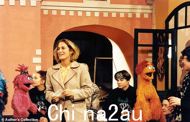 在莫斯科 ORT 电视演播室拍摄 Ulitsa Sezam 的第一天:执行制片人 Natasha Lance Rogoff 与木偶演员 Elena Teschinskaya 和 Andrei Kuzichev 以及他们的木偶 Businka 和 Kubik 在背景中