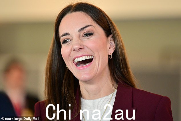 罗伊三个孩子的母亲今天为她的皇室订婚选择了烟熏眼妆和粉红色唇膏