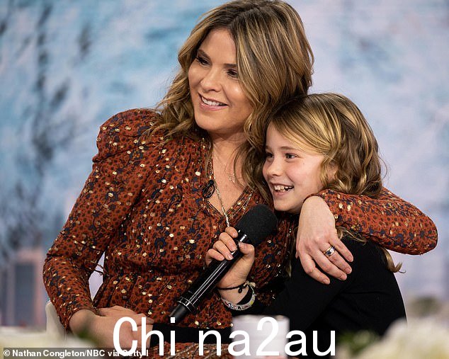 Jenna Bush Hager 谈到她 9 岁的女儿 Mila(如图)在使用电子产品时“有时会感到难过”