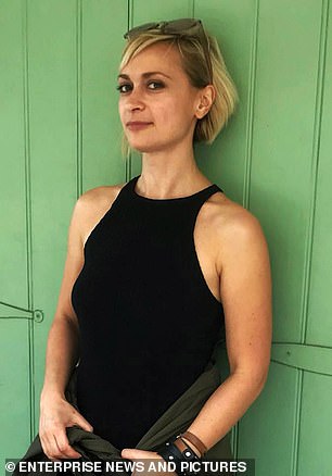 就在 15 个月前，Halyna Hutchins 在新墨西哥州的 Rust 片场被亚历克鲍德温意外枪杀