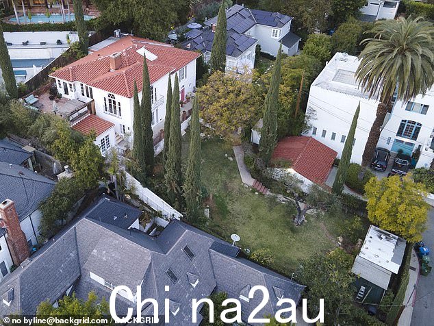这位演员和他的家人住在比佛利山庄一座价值数百万美元的豪宅里,但一直没有露面nce Friday