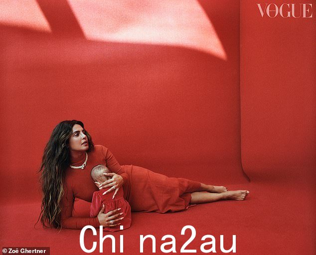 母亲和女儿：朴雅卡·乔普拉 (Priyanka Chopra) 和她的女儿一起以表彰她为英国版《Vogue》2023 年 2 月刊拍摄的令人惊叹的封面照片。” class=