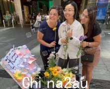 “隔着屏幕感受温暖！”华人姑娘在悉尼街头免费献花，收获无数祝福和拥抱。背后的故事让人泪目（组图）
