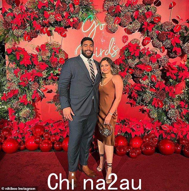 Jordan Mailata 和未婚夫 Niki Ikahihifo-Bender 本月早些时候在老鹰队的圣诞派对上