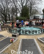 丽莎·玛丽·普雷斯利 (Lisa Marie Presley) 被安葬在她的儿子本杰明 (Benjamin) 旁边，与父亲猫王 (Elvis) 在雅园 (Graceland) 的阴谋相对