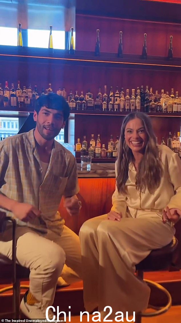Margot Robbie(右)在她的宣传之旅中竭尽全力,包括用喜剧二人组 The Inspired Unemployed 和她的 Babylon 联合主演 Diego Calva(左)