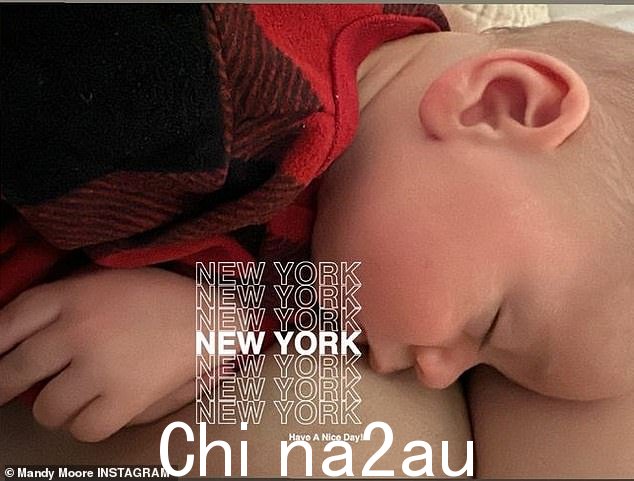 甜蜜而有趣:Mandy 还分享了一张她三个月大的儿子 Oscar 'Ozzie' Bennett 在母乳喂养后睡在她胸前的照片。““两次拍摄之间”的妈妈枕头,自豪地读到妈妈的诙谐标题