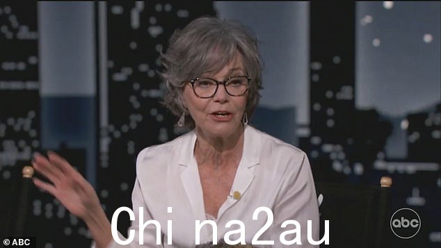 喜剧时机:'她的膝盖总是让路,'Sally 附和