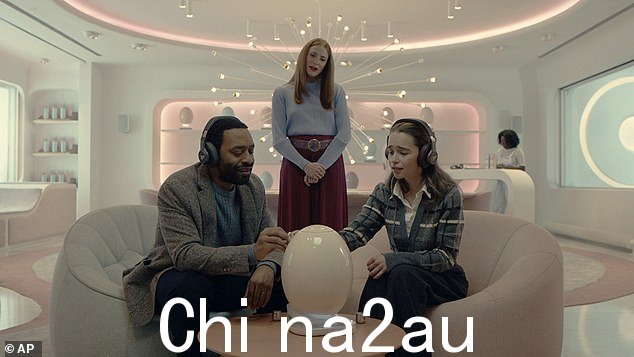 电影:这部电影的官方概要是这样写的:'未来派纽约的一对夫妇使用可拆卸的人造子宫和豆荚等技术开始他们的家庭'(与合作伙伴合影rs Chiwetel Ejiofor 和 Rosalie Craig)