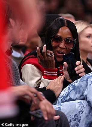 魅力:超模 Naomi 戴着各种金戒指来搭配她超大太阳镜的金色五金配件