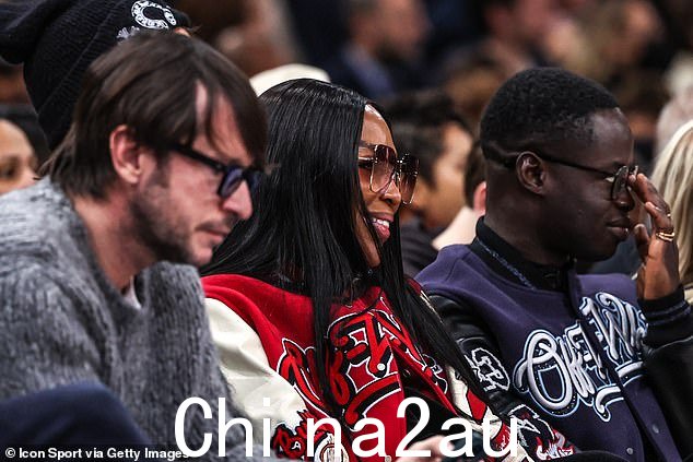 Courtside:她的朋友穿着同一件夹克,但颜色不同,穿着黑色皮袖的夹克看起来很整洁