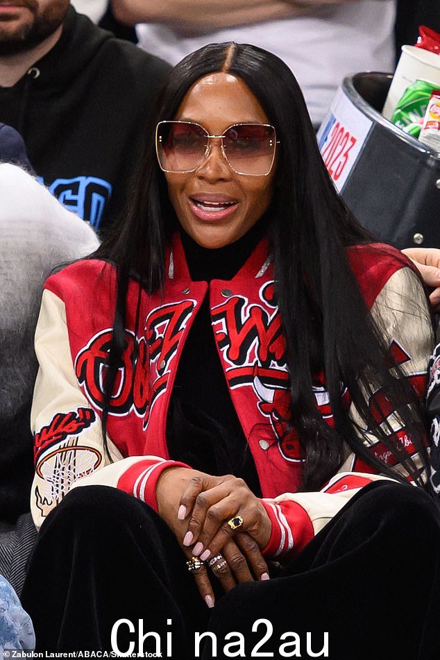超模下班:Naomi Campbell 在周四晚上在巴黎芝加哥公牛队篮球比赛中穿上大胆的 Off-White 棒球夹克,看上去是模特下班后的模样