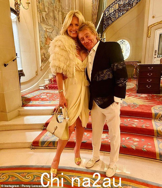支持:在 Rod 详细说明妻子 Penny Lancaster 是他第一个经历更年期的配偶之后,他仍然与他结婚