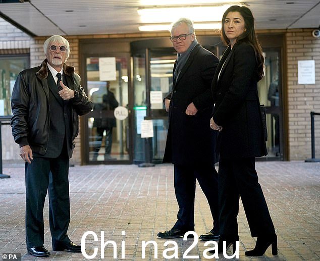 Bernie Ecclestone(左)抵达伦敦南华克皇家法院,听证会 - 右图是他的妻子 Fabiana Flosi