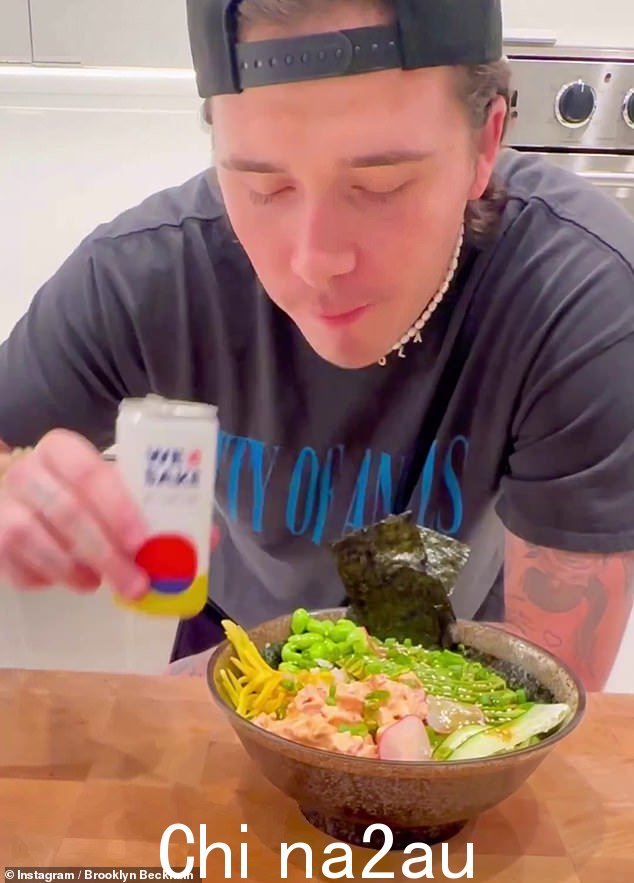 回到日常工作!布鲁克林·贝克汉姆 (Brooklyn Beckham) 短暂的造型师生涯并没有起飞,因为他回到了厨师生涯,周四在 Instagram 视频中制作了一个 poke bowl