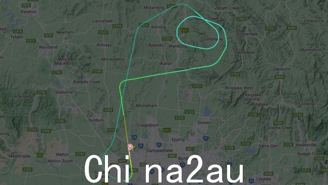 上午 10 点 30 分墨尔本飞往堪培拉澳航的航班也被迫掉头。图片:Flight Radar 24