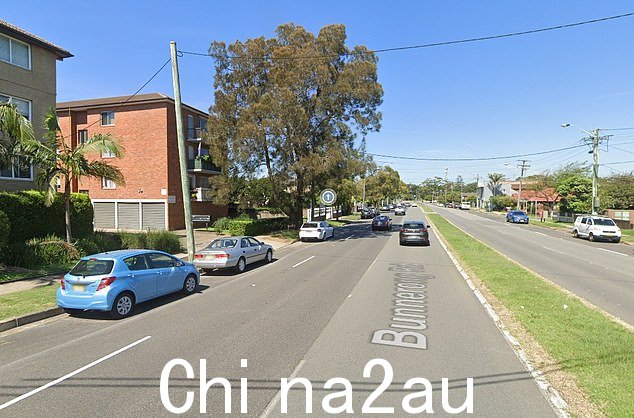周五凌晨 1 点左右，这名 19 岁的女子正在车内购物，当时她在悉尼东部 Matraville 的 Bunnerong 路发现了这名 44 岁的男子（如图） 