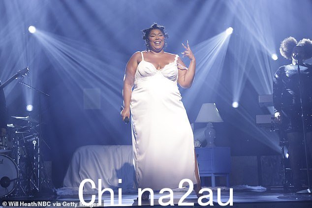 超级巨星:她在接受福布斯采访时说:‘我们不应该为自己的身体感到羞耻,我们不应该为了美丽而穿上这些装置’;在 SNL 2022 年 12 月的课程中看到” =
