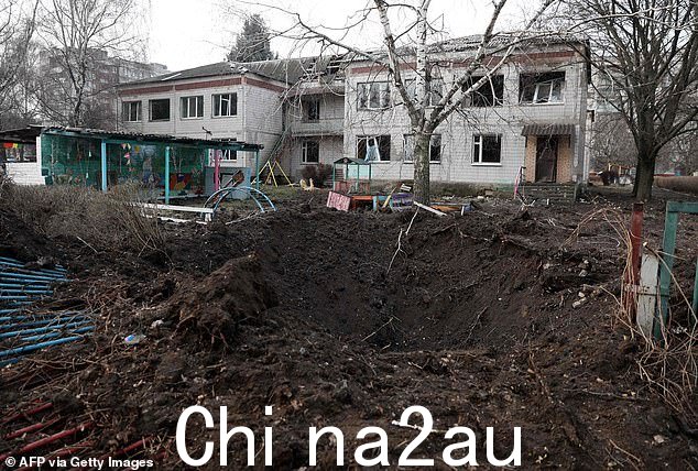 周五俄罗斯导弹袭击后,巴赫穆特郊区的城镇和村庄遍布陨石坑