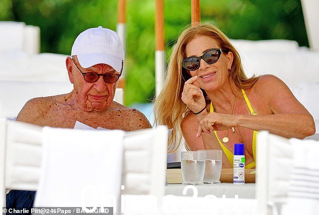 媒体大亨 Rupert Murdoch,91 岁,与他引人注目的同伴,66 岁的 Ann-Lesley Smith 合影,他们在冲浪时握着他的手