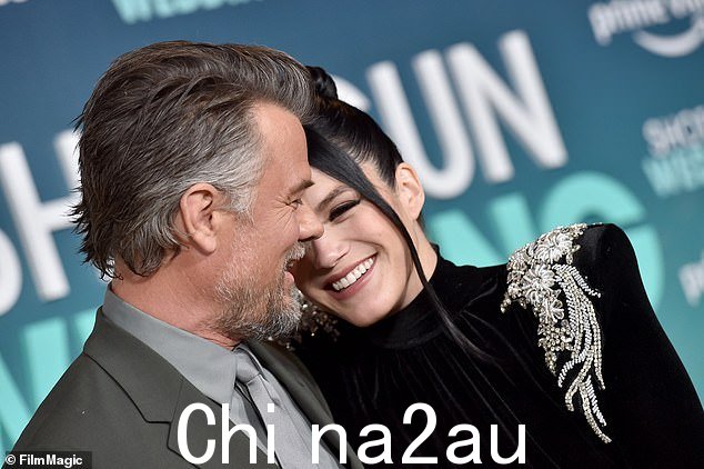Josh Duhamel,50 岁,(左)几乎没有参加他与 28 岁的 Audra Mari(右)的婚礼,因为他在几个小时前被紧急送往急诊室