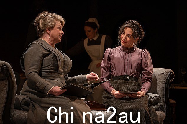 Marisa 的母亲 Caroline Gruber(右)是一名戏剧和电视女演员。图为 2020 年 Leopoldstadt 制作