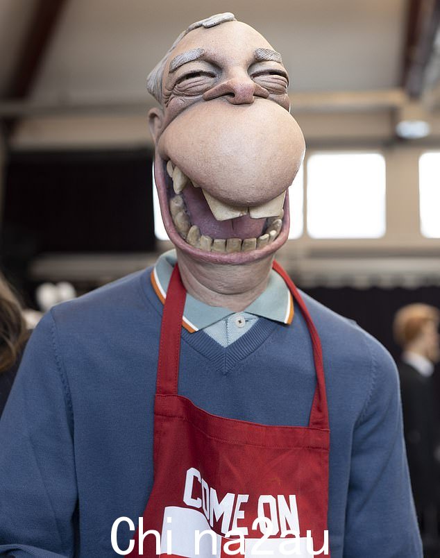 A laughing Nigel Farage 穿着“Come on England”围裙