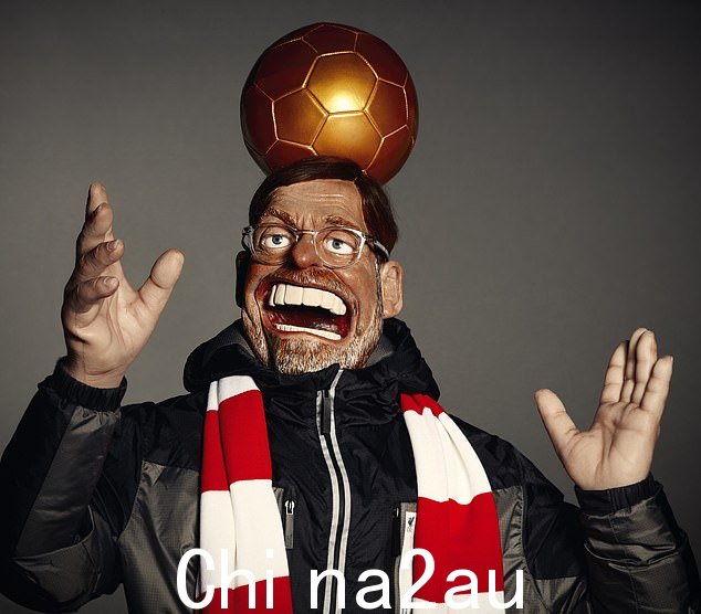 Jürgen Klopp 头顶着一个足球,笑容灿烂