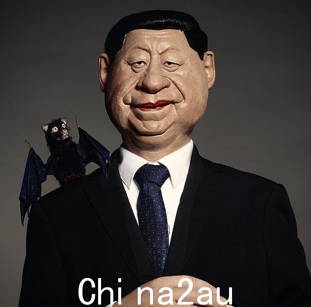 习近平 习近平肩上扛着球棒,坐在他的高级座位上观看比赛