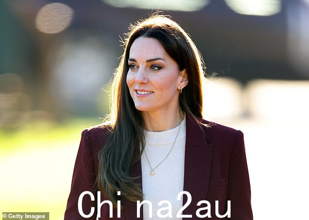 威尔士王妃穿着罗兰·穆雷 (Roland Mouret) 的勃艮第套装她昨天在汉普顿宫的订婚。这位三个孩子的母亲佩戴了价值 825 英镑的 Daniella Draper 金项链,完成了她的装扮。威尔士昨天在汉普顿宫穿着一套 Roland Mouret 勃艮第西装参加订婚仪式。这位三个孩子的母亲佩戴了价值 825 英镑的 Daniella Draper 金项链</p><meta content=