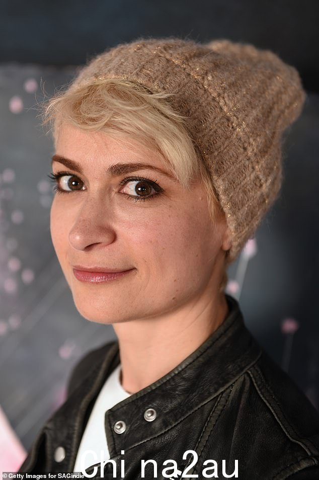 Halyna Hutchins,一位 42 岁的已婚母亲,有一个年幼的儿子,在意外枪击后死于新墨西哥州的医院