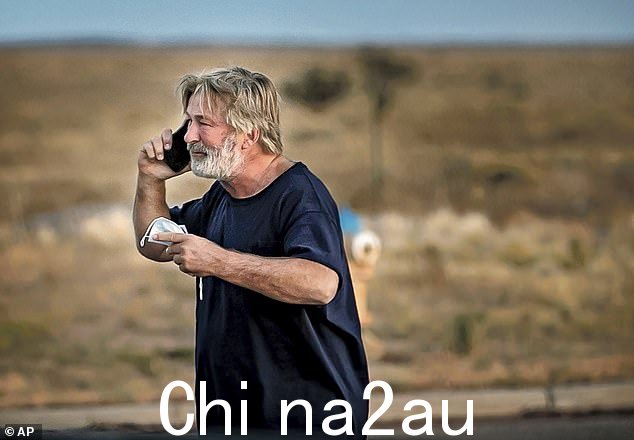 看到亚历克·鲍德温 o 2021 年 10 月 21 日,在与调查人员谈及 Halyna Hutchins 的致命枪击事件后。调查哈钦斯之死的团队正在寻找鲍德温的手机