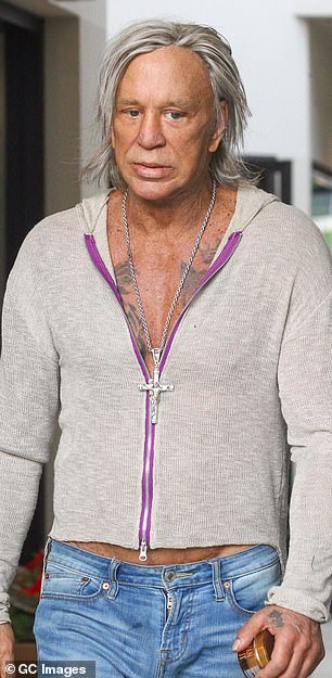 Mickey Rourke 在周四为 Alec Baldwin 辩护