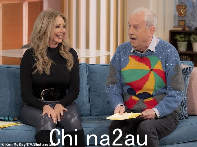 厚颜无耻!当天晚些时候,Carol 与 Gyles Brandreth