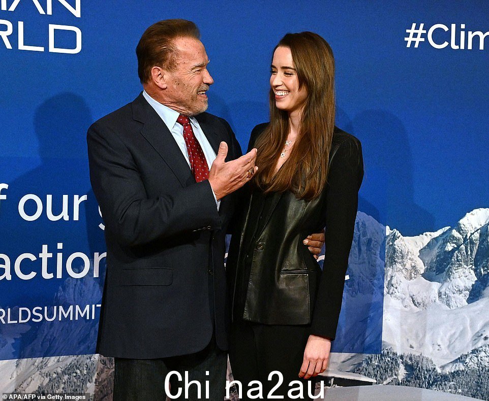 他的小女儿:爸爸 Arnie 穿着蓝色西装外套和深蓝色牛仔裤,他看起来像世界上最自豪的父亲