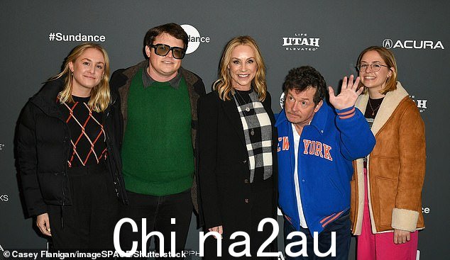 家庭事务:这当然是家庭事务,因为这对幸福的夫妇还有他们四个孩子中的三个:Sam Michael Fox、Schuyler Frances Fox 和 Aquinnah Kathleen Fox
