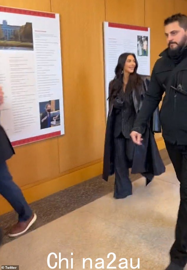 成功故事:根据 TMZ 的说法,这位真人秀偶像在波士顿商学院进行了两个小时的课程,在课程中她深入探讨了她的成功与她流行的塑身衣品牌 SKIMS