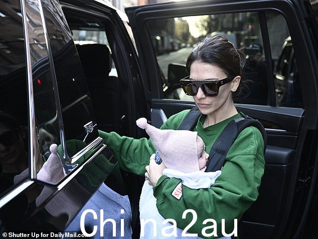 他的妻子 Hilaria 试图与媒体交谈,因为她的丈夫冲向另一辆车,以避开媒体