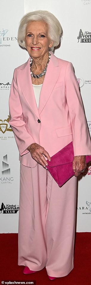 别致:虽然 Mary Berry 在搭配 Emma 时得到了西装备忘录,但她选择了灰粉色搭配,因为她添加了一抹柔和的色彩