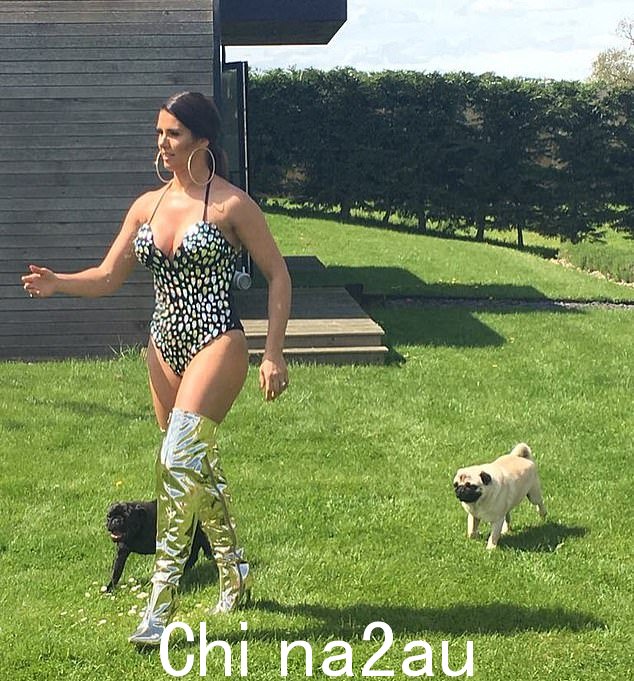 在封锁期间,Rebekah 发布了这对夫妇在健身房一起锻炼的照片