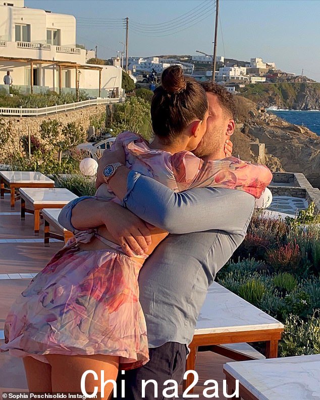 求婚:Frankie 于 9 月向 Sophia 提出了在希腊米科诺斯浪漫海滩求婚的问题
