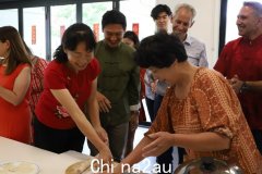 澳移民部长与华裔国会议员在华人社区包饺子，称赞华人200年来的杰出贡献（图）