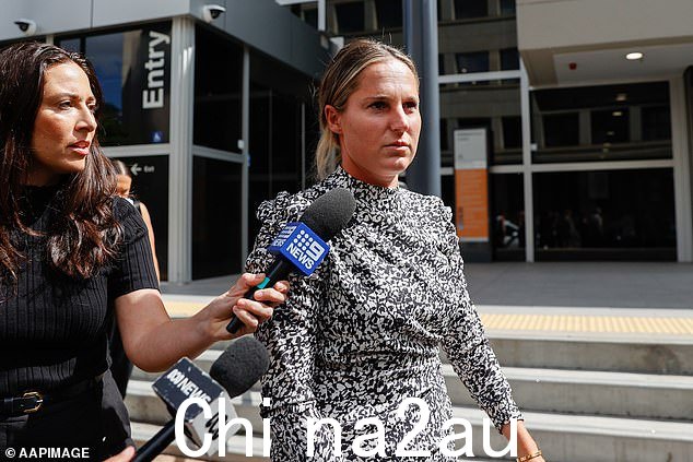 Wallabies 橄榄球联盟球员周六在悉尼西部的 Parramatta Bail Court 前得到了他的妻子 Maddie 的支持