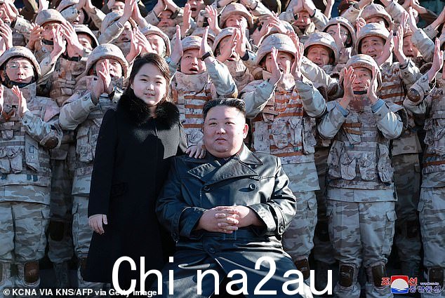 5,500 英里外的平壤,金正恩自 2019 年以来进行了 120 多次导弹试验,大大加强了世界末日的言论。这位独裁者与他的女儿金珠爱在现场合影11 月的洲际导弹导弹试验