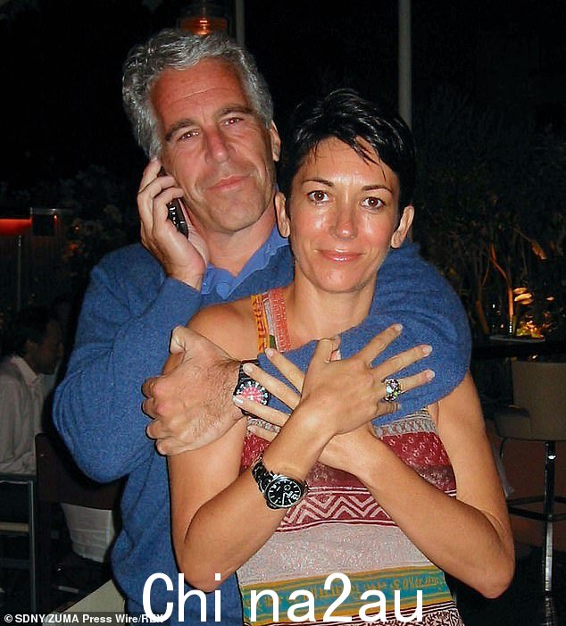 麦克斯韦因为恋童癖情人杰弗里·爱泼斯坦 (Jeffrey Epstein) 诱骗年轻女孩而服刑 20 年。她在一张未注明日期的照片中与爱泼斯坦合影