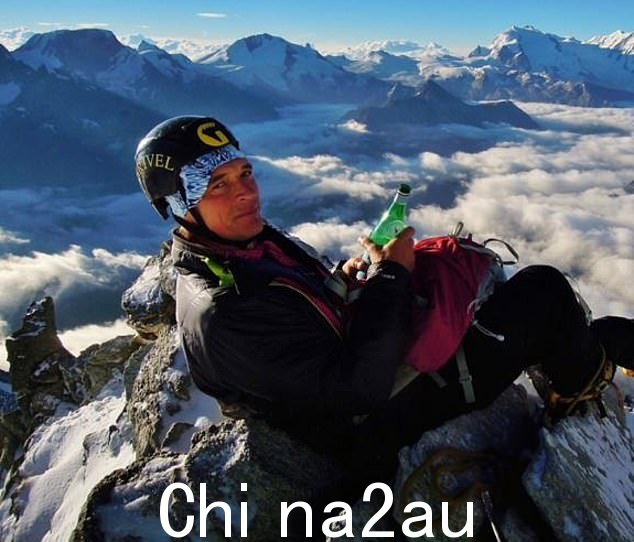 Julian Sands 坐在瑞士阿尔卑斯山的 Weisshorn 山峰上