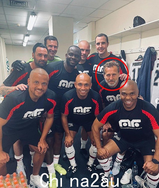 Wes Brown, Paul Rachubka, Louis Saha, Danny Webber, Darron Gibson, John O'Shea 和 Quinton Fortune 在大师赛重聚时合影