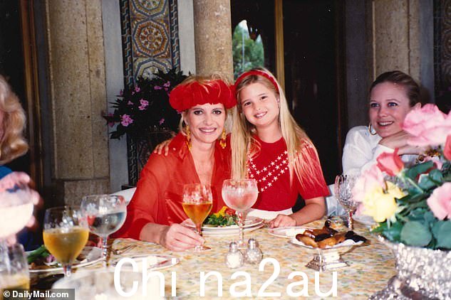 Ivana 和 Ivanka Trump 在午餐会上合照