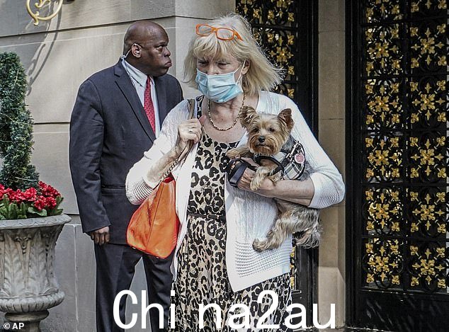 她剩余的衣服被捐赠给了美国红十字会和救世军,而她的佛罗里达公寓和心爱的约克夏犬则留给了这位社交名流的“朋友和前保姆”多萝西库里(如图)