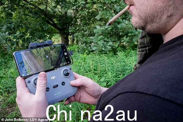 两人使用无人机从远处监控他们的作物